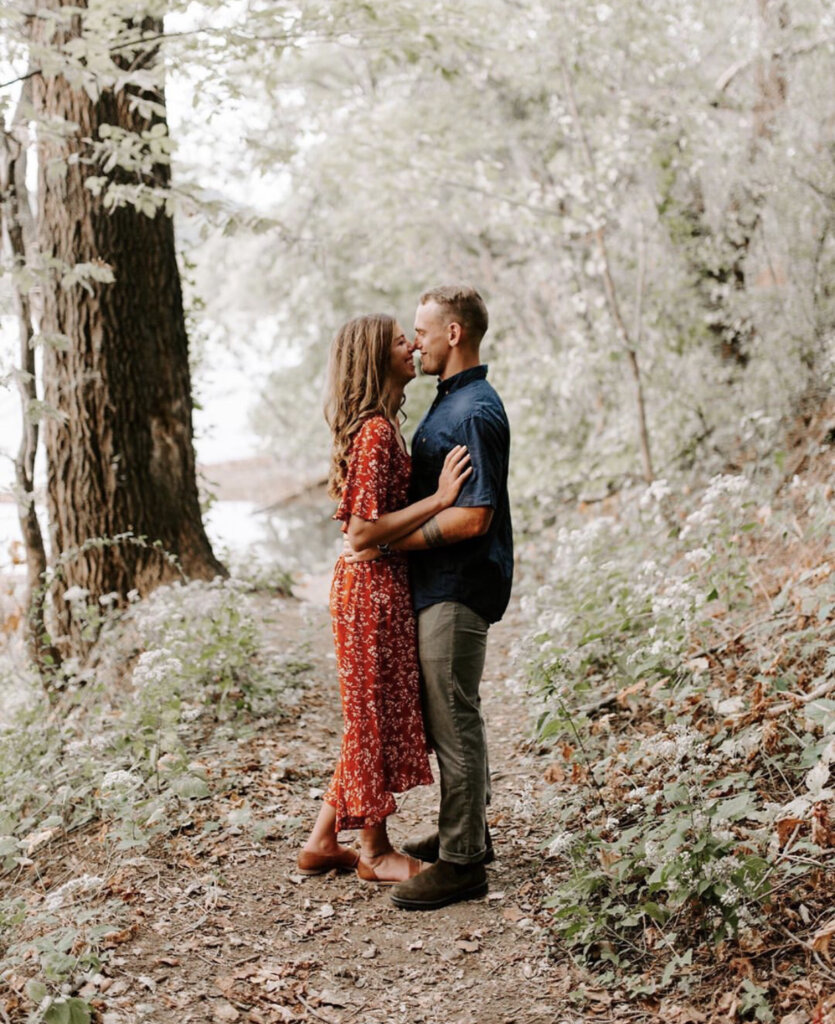 couple photoshoot in the woods